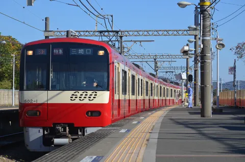 春を待つ、静かな鉄道風景