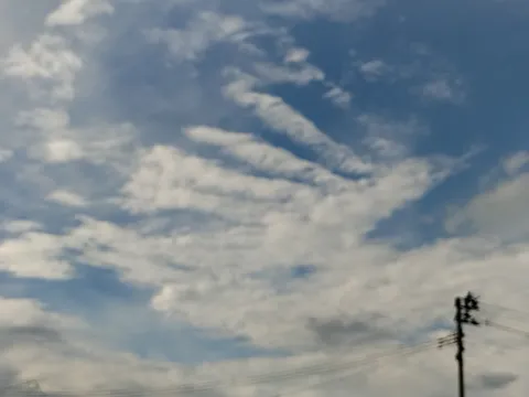 空に描かれた流線、電柱の静寂
