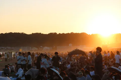 夕焼けに染まる夏の終わりの海岸