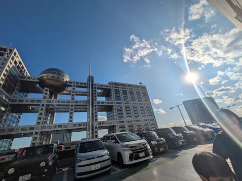 太陽と建築のダイナミックな構図