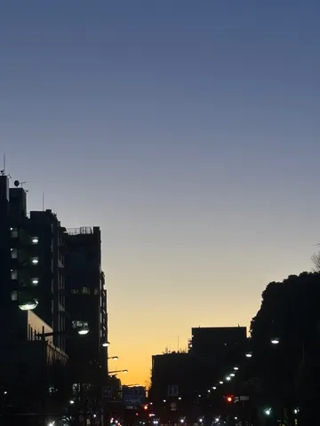街灯が灯る、空と建物のグラデーション