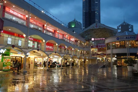 雨上がりの異国情緒、華やかな夜の顔