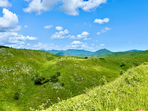 緑萌える山野、青空と雲のコントラスト