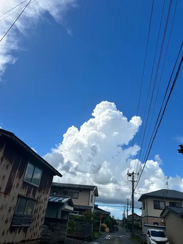 入道雲と電線、日常の風景