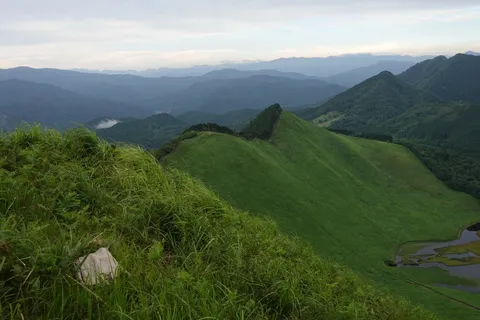 緑の尾根が呼ぶ朝
