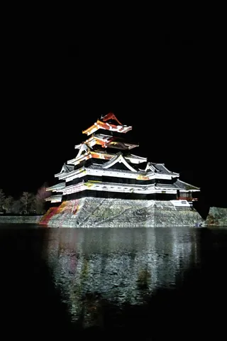 漆黒に浮かぶ幻想の城