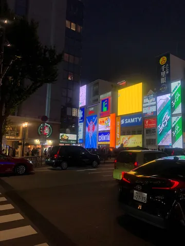 ネオンきらめく都会の夜景