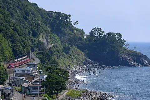 海沿いを走る赤い列車