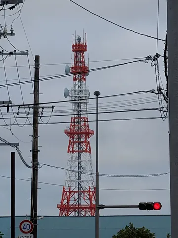 曇り空と電波塔、信号機