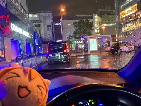 雨粒越しの夜景、都会の灯り