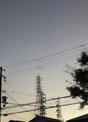 夕暮れ空と電線、鉄塔のコントラスト