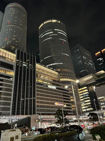都会の夜景、高層ビルの煌めき