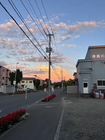 夕暮れ空と電線の織りなす道