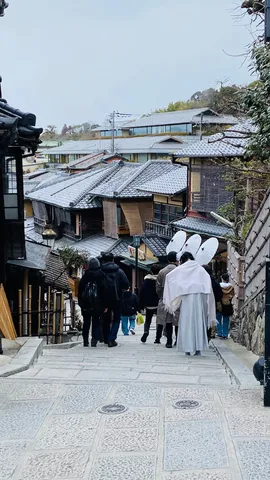 古都の石畳、静かなる人影