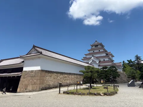 青空の城と静かな佇まい