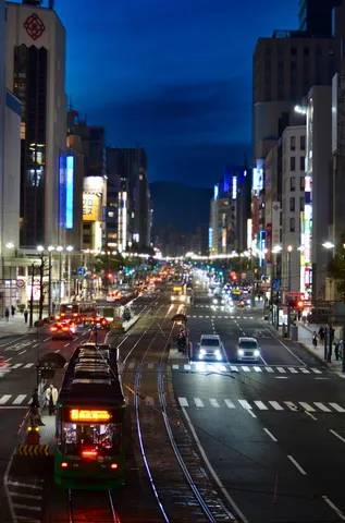 夜の街を走るトラムの光