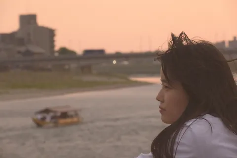 夕暮れの川面と少女の横顔