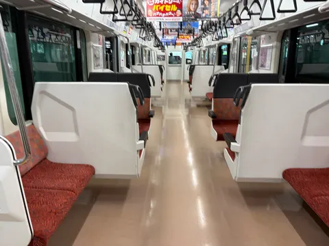 静寂の車内、旅の始まり