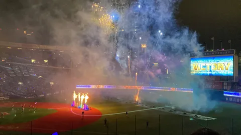 スタジアムを包む祝祭の夜