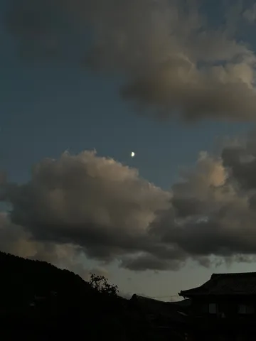 夜空に浮かぶ月と雲の静寂