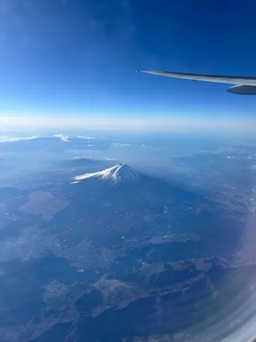 空から見た、雪化粧の富士山
