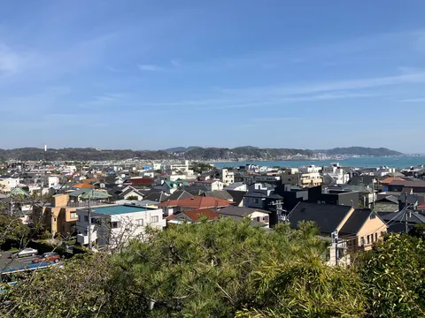 青い空と街並み、遠くの海