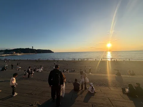 夕陽に集まる海辺の時間