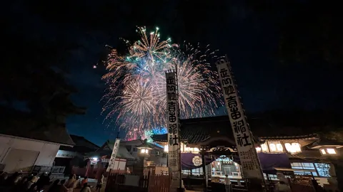 夜空に浮かぶ祈りの花火