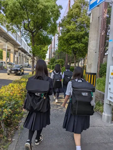 制服姿で歩く仲間たち