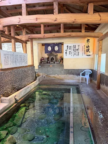 苔むす泉、神聖な空間