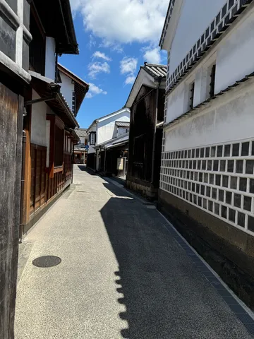 白壁と影が織りなす路地裏
