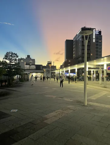 空色と夕焼けが交差する街