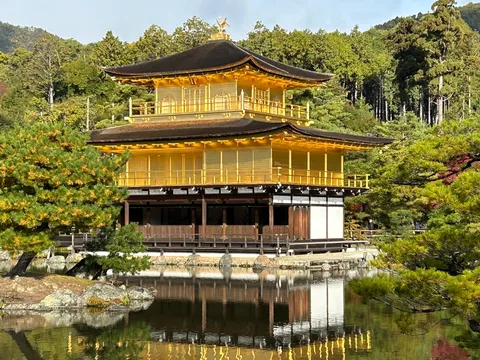 黄金に輝く寺院と水鏡