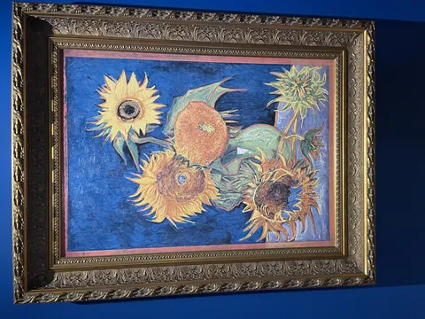 青に映えるひまわりの名画