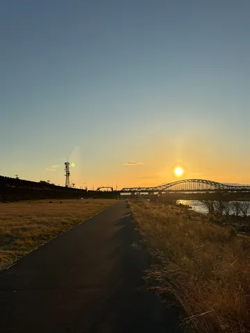 夕暮れの道、橋と夕日