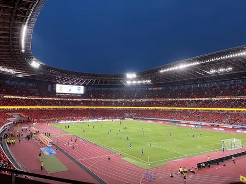 スタジアムを包む夜空と熱狂