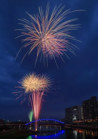 煌めく夜空と水辺の光