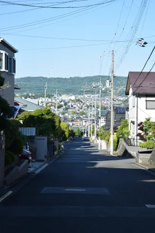 坂道の先に広がる街並み