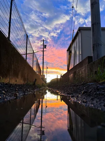 夕景と水面に映る路地