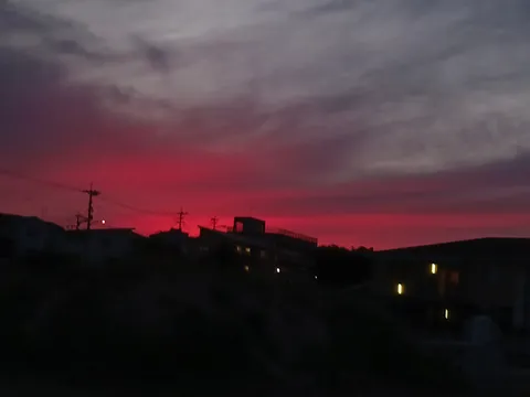 燃えるような空と街の灯り