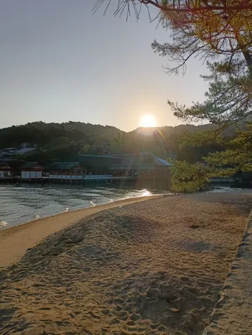 夕陽と波のささやき