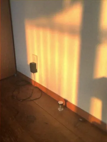 静かな光の縞模様部屋