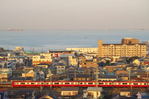 夕暮れに走る赤と白の列車