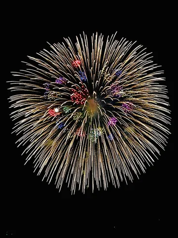 夜空を染める花火の輝き