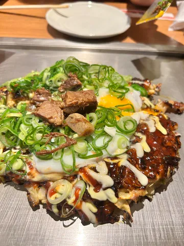 熱々鉄板の賑やかお好み焼き