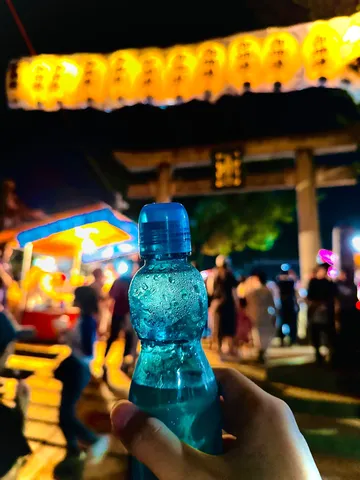 夜市の蒼と橙の戯れ
