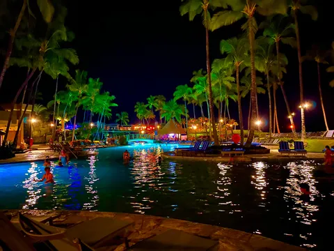 夜のプールサイドの風景