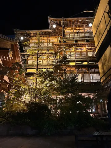 夜の木造楼が照らす温かな灯