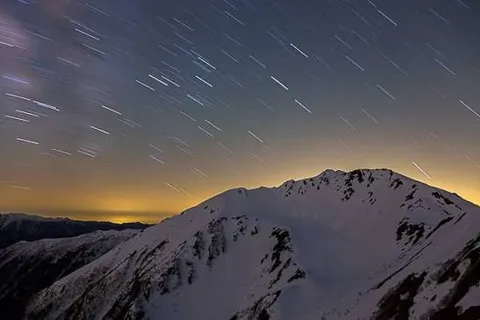 星の尾を駆ける山影