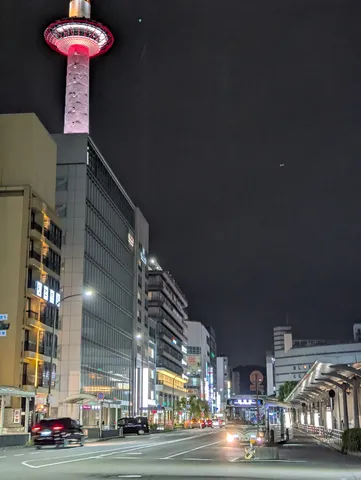 夜の街に伸びる光の塔